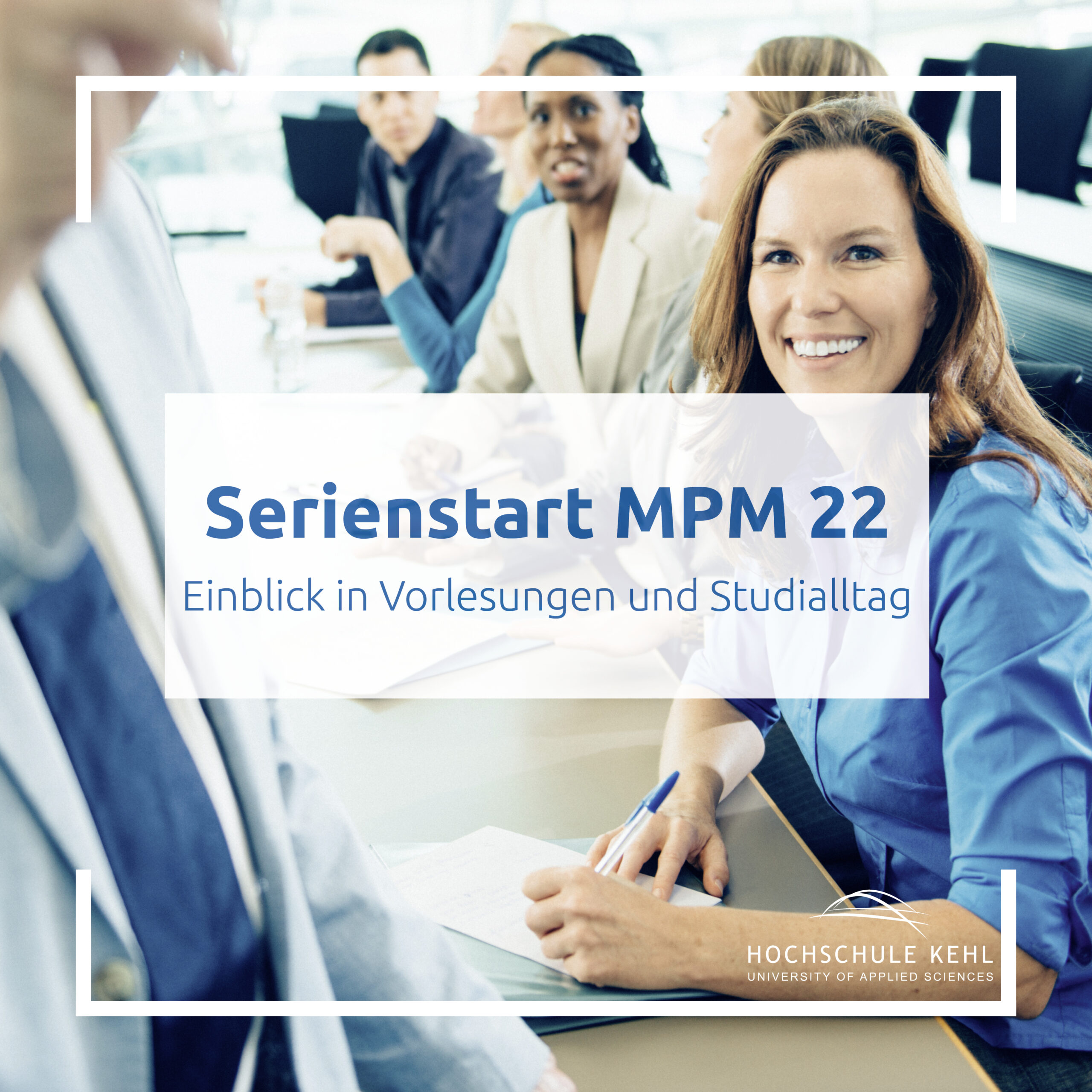 Masterstudierende, lächelnd, mit Text: Serienstart MPM 22 Einblick in Vorlesungen und Studialltag