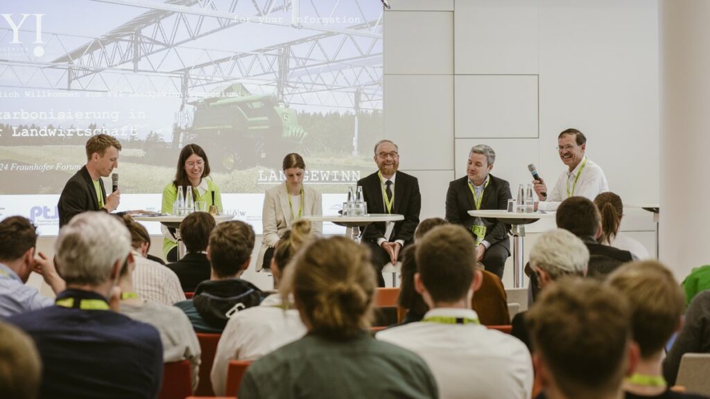Die Teilnehmenden der Podiumsdiskussion im Gespräch