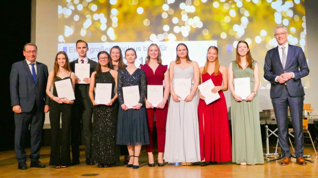 Diese Absolvent*innen gehören zu den Top 10. Von links: Rektor Prof. Dr. Joachim Beck, Alina Härle, Manuel Rebholz, Elena Brunner, Alisa Veen, Lea Matt, Daniela Hall, Sophia Bürger, Selina Schätzle und Elena Großkopf und Präsident Steffen Jäger. (Es fehlt Johanna Mokry.)