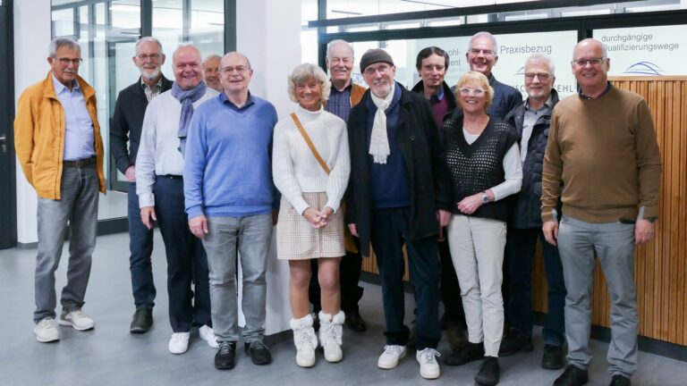 Die Alumnigruppe beim Gruppenfoto im Servicezentrum Studium & Lehre der Hochschule Kehl