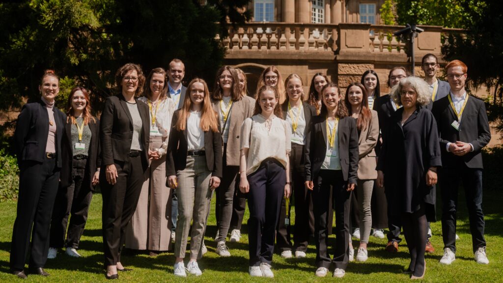 Die diesjährigen besten Absolvent*innen beider Hochschulen mit Ministerialdirigentin Annegret Breitenbücher (vorne links) im Park der Villa Reitzenstein
