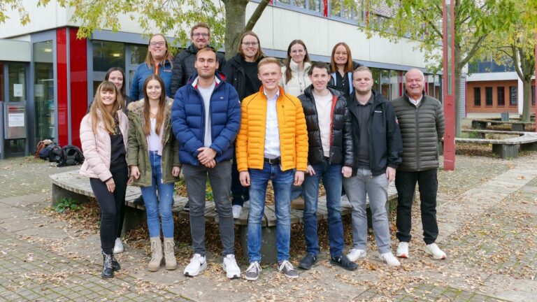 Die zwölf Studierenden des Fachprojekts und Prof. Paul Witt beim Gruppenfoto im Innenhof der Hochschule Kehl