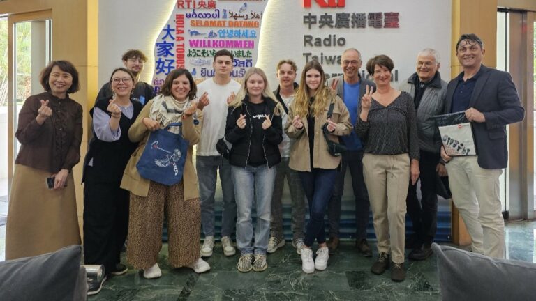 Die Teilnehmenden der Studienreise zu Besuch bei Radio Taiwan International