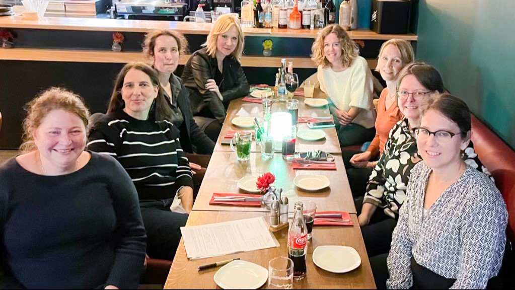 Acht Professorinnen der Hochschule Kehl beim gemeinsamen Abendessen