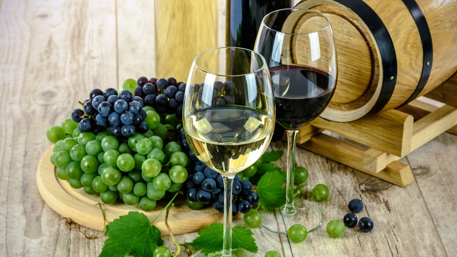 Weingläser und Trauben